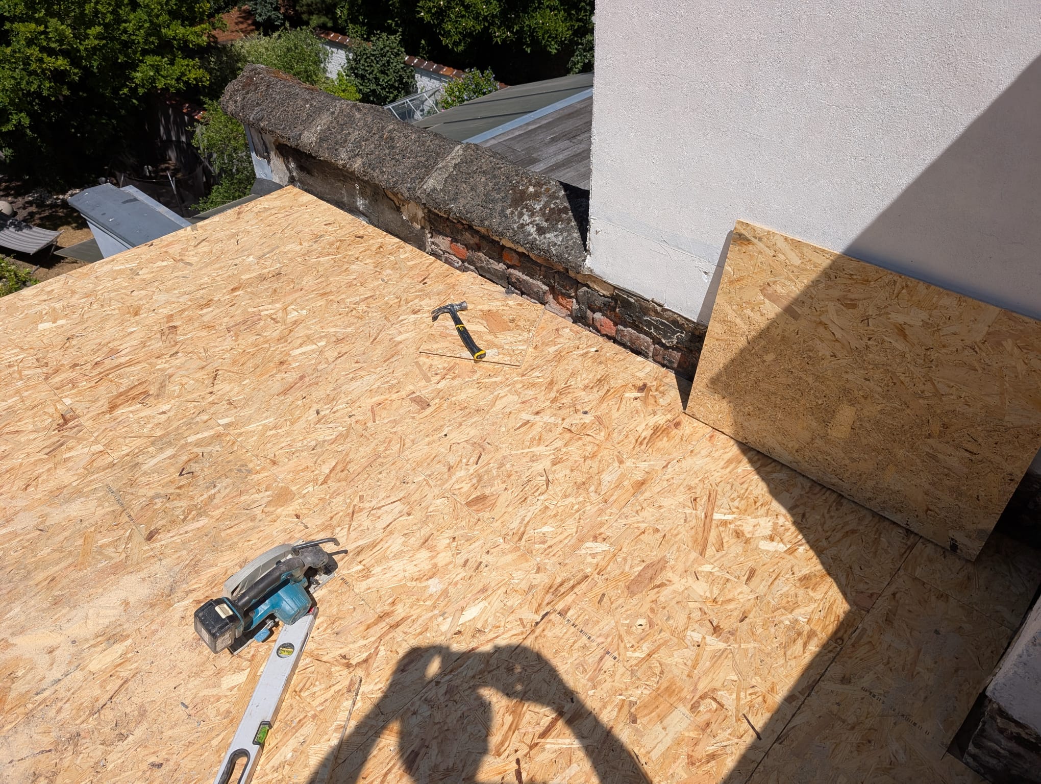 Support en bois OSB prêt pour la membrane d'étanchéité